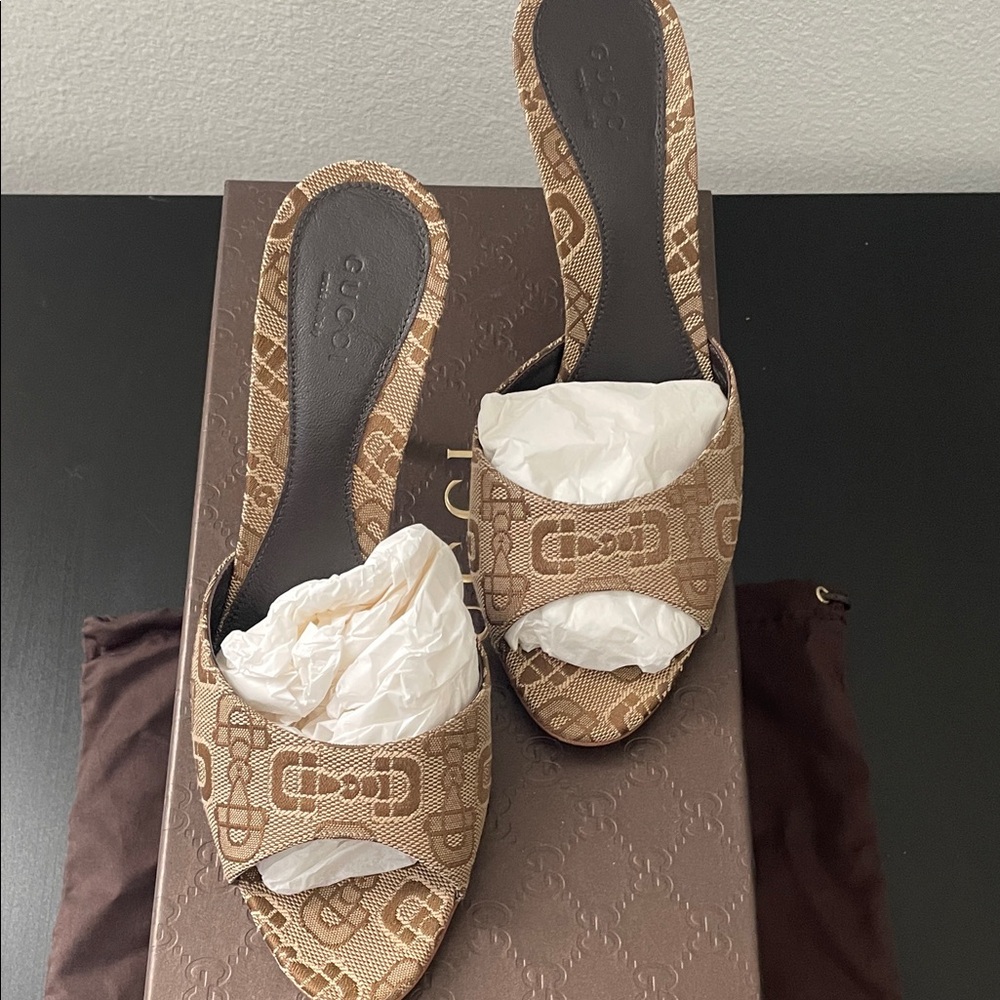 Gucci Brown Patterned Women's Sandals - Picture 3 of 10